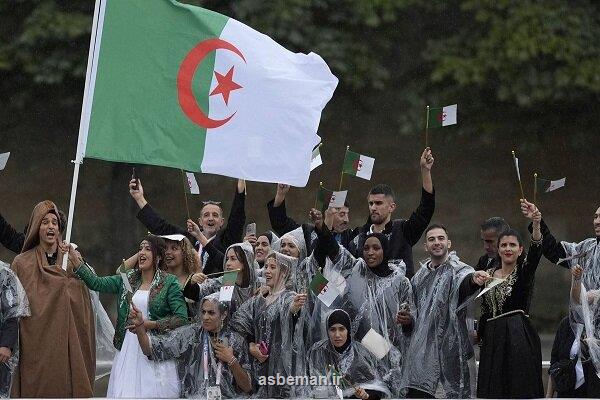 پرتاب گل به رود سن به یاد قربانیان استعمار فرانسه در الجزایر
